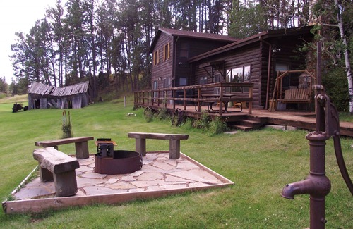 Custer Cabin | Sky View Log Cabin: Serene Retreat Near Top Attractions