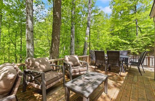 Stanton House | SKYBRIDGE HILLTOP CABIN, COZY wd HOTTUB