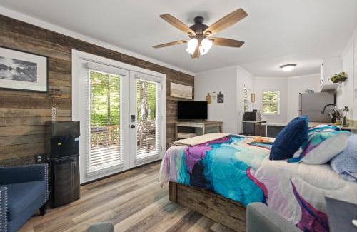 Stanton House | SKYBRIDGE HILLTOP CABIN, COZY wd HOTTUB