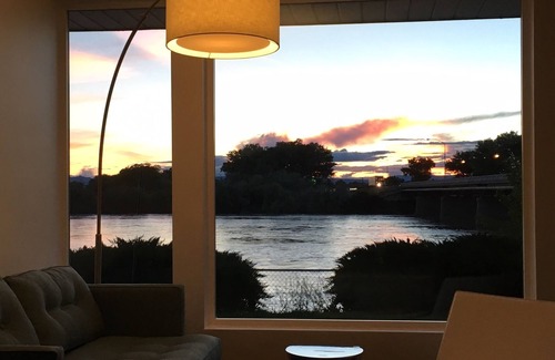 Green River House | Skyfall Guestrooms: Family-Friendly Retreat with Top Amenities