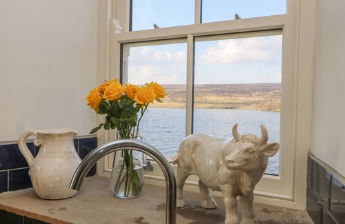 Lofthouse Cottage | SKYFELL: Pet-Friendly Holiday Cottage with Hot Tub & Spa