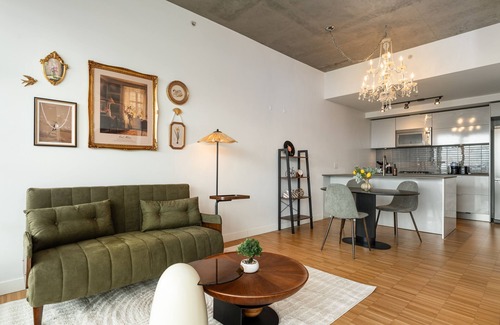 Gastown Apartment | Skyhome in Gastown | Breathtaking Ocean & Mountain Views