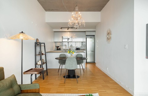 Gastown Apartment | Skyhome in Gastown | Breathtaking Ocean & Mountain Views