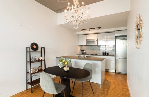 Gastown Apartment | Skyhome in Gastown | Breathtaking Ocean & Mountain Views
