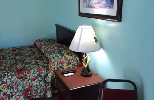 Perry Hotel | Budget-Friendly Skylark Motel with Family Amenities