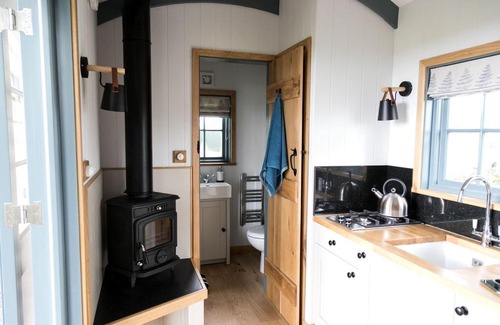 Norton St. Philip Cabin | Pet-Friendly Skylark Shepherds Hut with Perfect Review Score