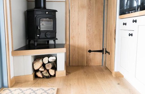Norton St. Philip Cabin | Pet-Friendly Skylark Shepherds Hut with Perfect Review Score