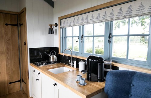 Norton St. Philip Cabin | Pet-Friendly Skylark Shepherds Hut with Perfect Review Score