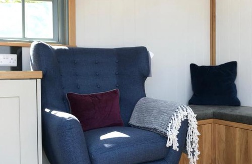 Norton St. Philip Cabin | Pet-Friendly Skylark Shepherds Hut with Perfect Review Score