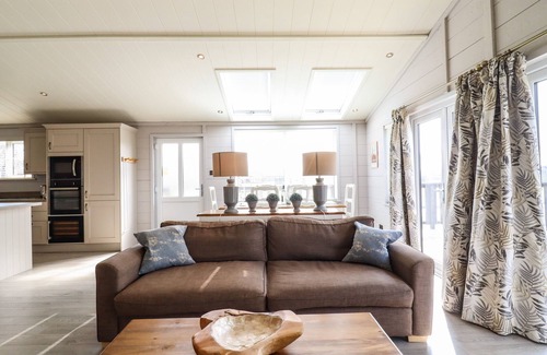 Bury St Edmunds Cottage | Discover SKYLARKS: Family-Friendly Retreat with Hot Tub
