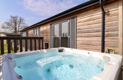 Bury St Edmunds House | Experience Skylarks: Child-Friendly 4-Star Getaway