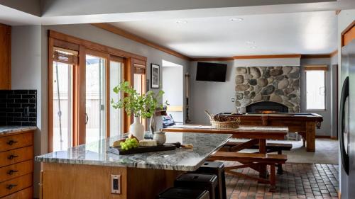 Sunriver House | Discover Skylight by AvantStay: Mountain Home with Hot Tub
