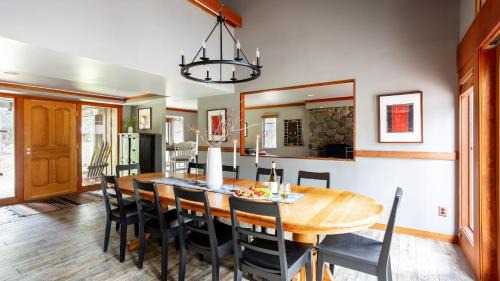 Sunriver House | Discover Skylight by AvantStay: Mountain Home with Hot Tub