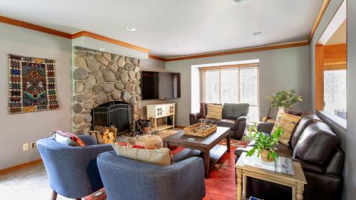 Sunriver House | Discover Skylight by AvantStay: Mountain Home with Hot Tub