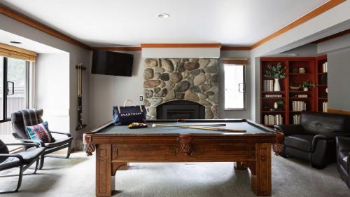 Sunriver House | Discover Skylight by AvantStay: Mountain Home with Hot Tub