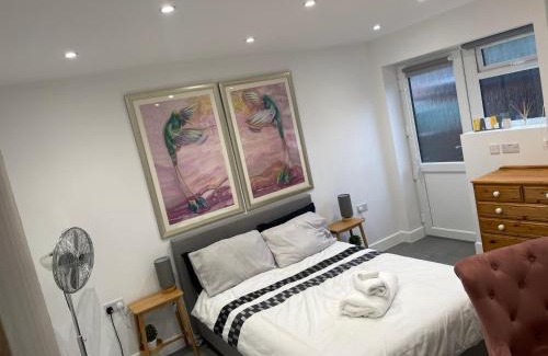 Slough Apartment | Inviting Skylight Deluxe Apartment Near Windsor and Legoland