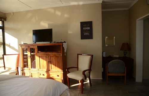 Harrismith Bed & Breakfast | Cozy Skylight Lodge: Pet Friendly with Pool & Breakfast