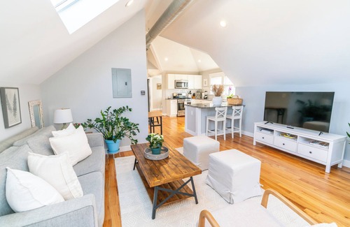 New Haven Apartment | Skylight: A Family-Friendly Haven with Spa and Breakfast