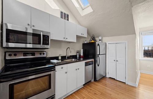 Mount Washington Apartment | Skyline Views Await - Studio with Spa and Breakfast