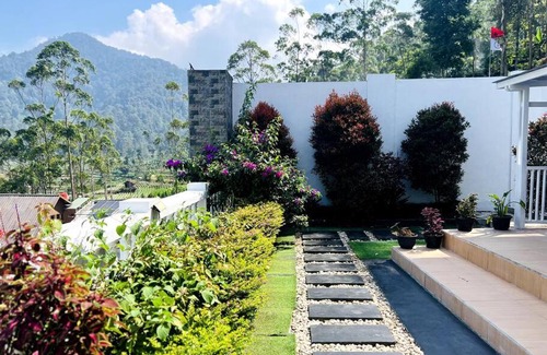 Ciwidey Villa | Beautiful Skyline BlueDome Villa Ciwidey with Hot Tub