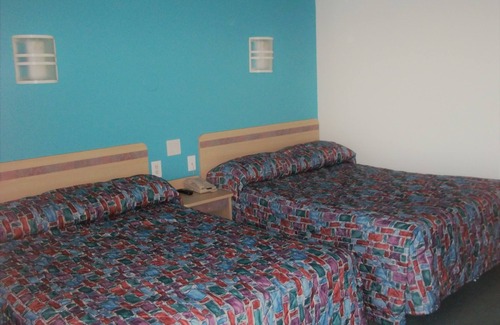 Conway Hotel | Budget-Friendly Skyline Inn: Family-Friendly with Breakfast