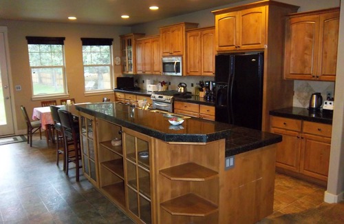Bend Cabin | Skyline Lodge: Scenic Retreat Steps from Downtown