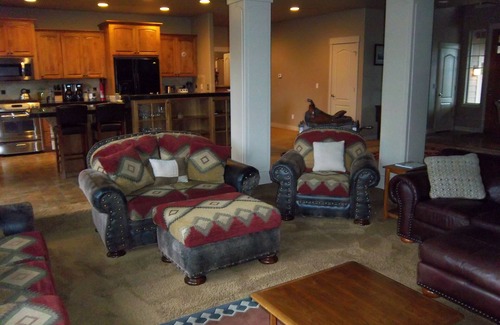Bend Cabin | Skyline Lodge: Scenic Retreat Steps from Downtown
