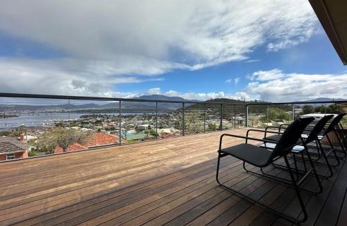 Lindisfarne House | Skyline Serenity House: Ideal Location Near City & Airport