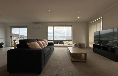 Lindisfarne House | Skyline Serenity House: Ideal Location Near City & Airport