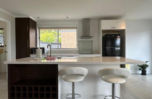 Lindisfarne House | Skyline Serenity House: Ideal Location Near City & Airport