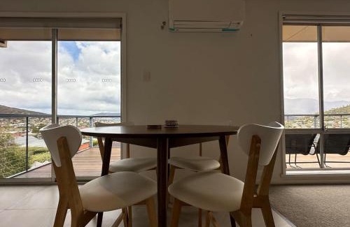 Lindisfarne House | Skyline Serenity House: Ideal Location Near City & Airport