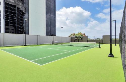 Takapuna Apartment | Skyline Sojourn Studio: Sea Views & Poolside Perks