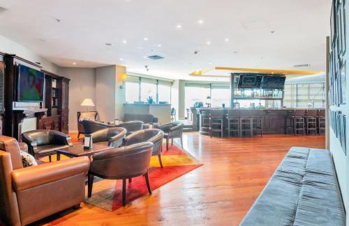 Takapuna Apartment | Skyline Sojourn Studio: Sea Views & Poolside Perks