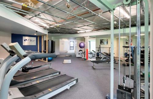 Takapuna Apartment | Skyline Sojourn Studio: Sea Views & Poolside Perks