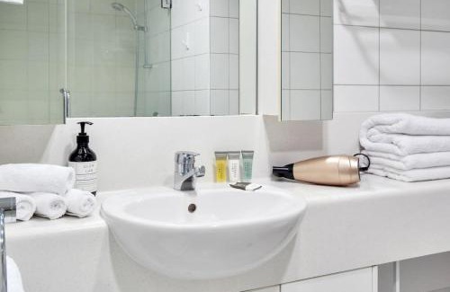 Takapuna Apartment | Skyline Sojourn Studio: Sea Views & Poolside Perks