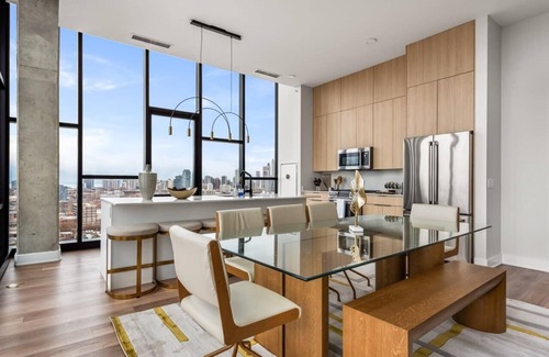 River West Apartment | Experience Cloud9: Ideal Penthouse for 14 at Fulton Market