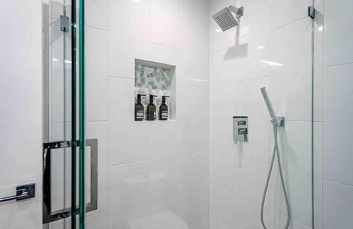 Cedars Villa | Pet-Friendly Skyline View Townhouse with Kitchen Amenities
