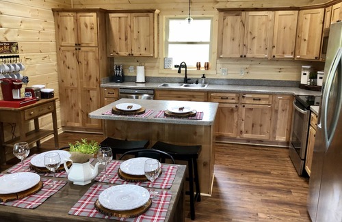 Stanley Cabin | Skyline View: A+ Ratings, Pet Friendly & Breakfast Included
