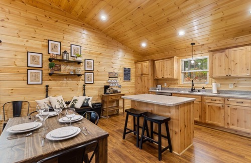 Stanley Cabin | Skyline View: A+ Ratings, Pet Friendly & Breakfast Included