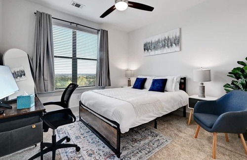 East Oak Hill Apartment | Skyline Views: 2-Bed Apartment with EV Charging & Parking