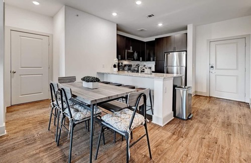 East Oak Hill Apartment | Skyline Views: 2-Bed Apartment with EV Charging & Parking