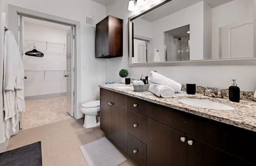 East Oak Hill Apartment | Skyline Views: 2-Bed Apartment with EV Charging & Parking