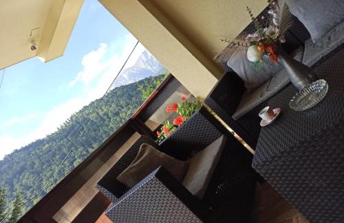 Azuga House | Unforgettable Skyline Villa: Eco-Friendly Retreat Awaits