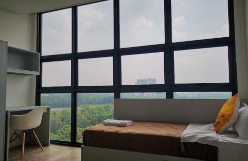 Cyberjaya Apartment | Skypark Cyberjaya: Poolside Retreat with Netflix & High-Speed WiFi