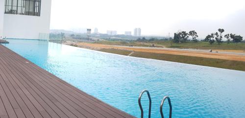 Cyberjaya Apartment | Skypark Cyberjaya: Poolside Retreat with Netflix & High-Speed WiFi