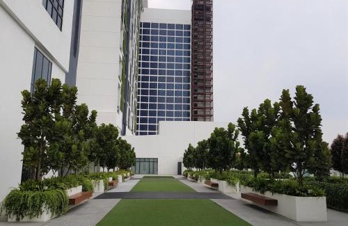 Cyberjaya Apartment | Skypark Cyberjaya: Poolside Retreat with Netflix & High-Speed WiFi
