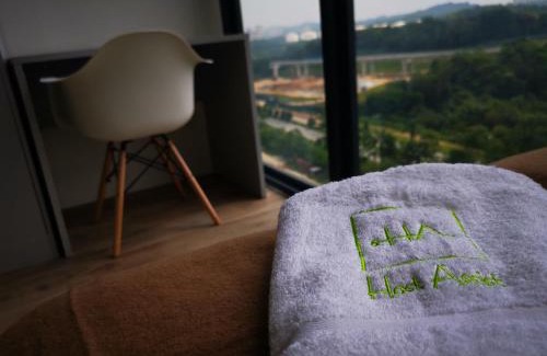 Cyberjaya Apartment | Skypark Cyberjaya: Poolside Retreat with Netflix & High-Speed WiFi