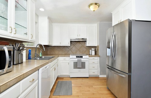 Five Corners House | SkyRoom - Private 1-bedroom Room in lovely Vancouver Home