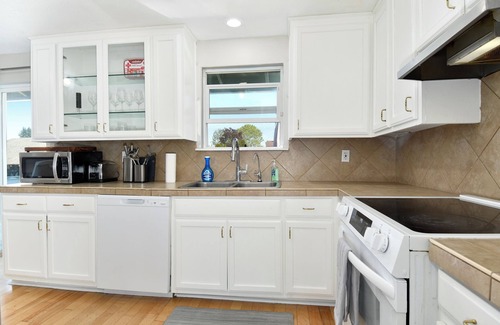 Five Corners House | SkyRoom - Private 1-bedroom Room in lovely Vancouver Home