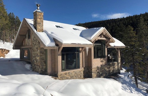 Coal Creek Cabin | Relaxing 2 Bedroom Cabin with Spa and Hot Tub Amenities